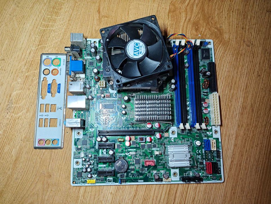 Płyta główna IPIEL-LA s.775 + Intel Core 2 QUAD Q8200 + chłodzenie.