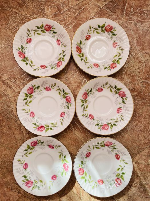 Блюдце из тонкого костяного фарфора Paragon.