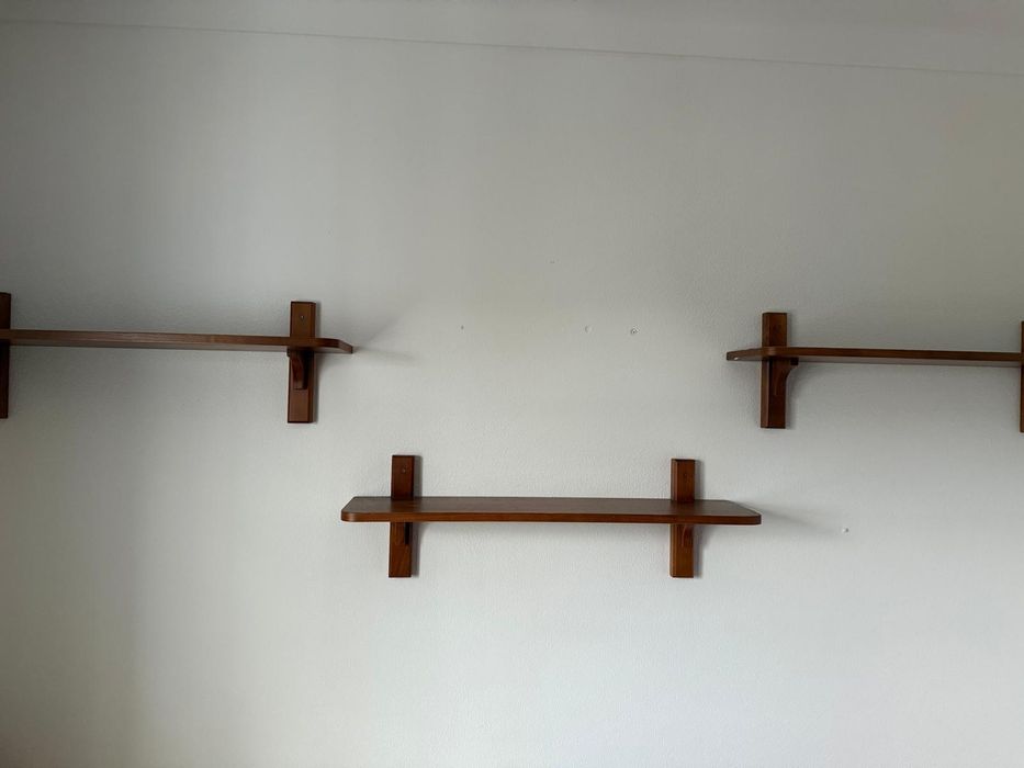 Cama  em madeira de cerejeira + colchão Pikolin + roupa de cama , escrivaninha e estantes, também em madeira cerejeira