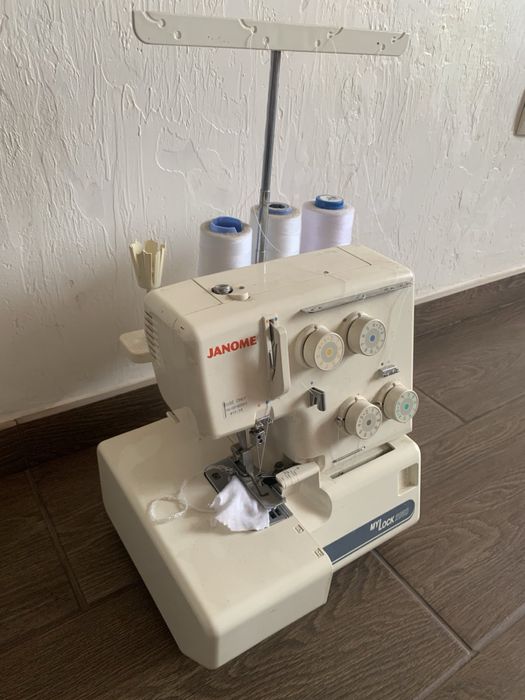 Продам Оверлок Janome