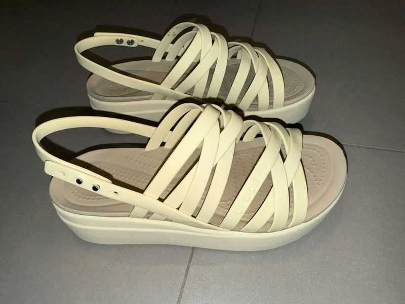 Crocs Brooklyn Strappy koturna bezowe, kremowe sandały 37