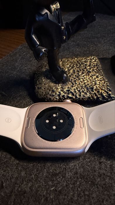 Apple Watch Series 11 GPS + Cellular, Caixa em alumínio rosa‑dourado de 46 mm com Bracelete desportiva rosa leve - S/M