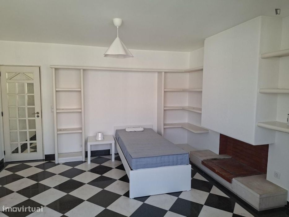 Quarto - localizado em Benfica Lisbon