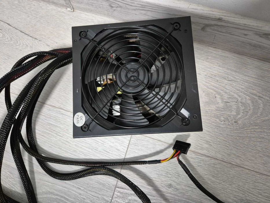 блок живлення 600W Crown (4+4pin CPU \ 2x(6+2)pin GPU).
