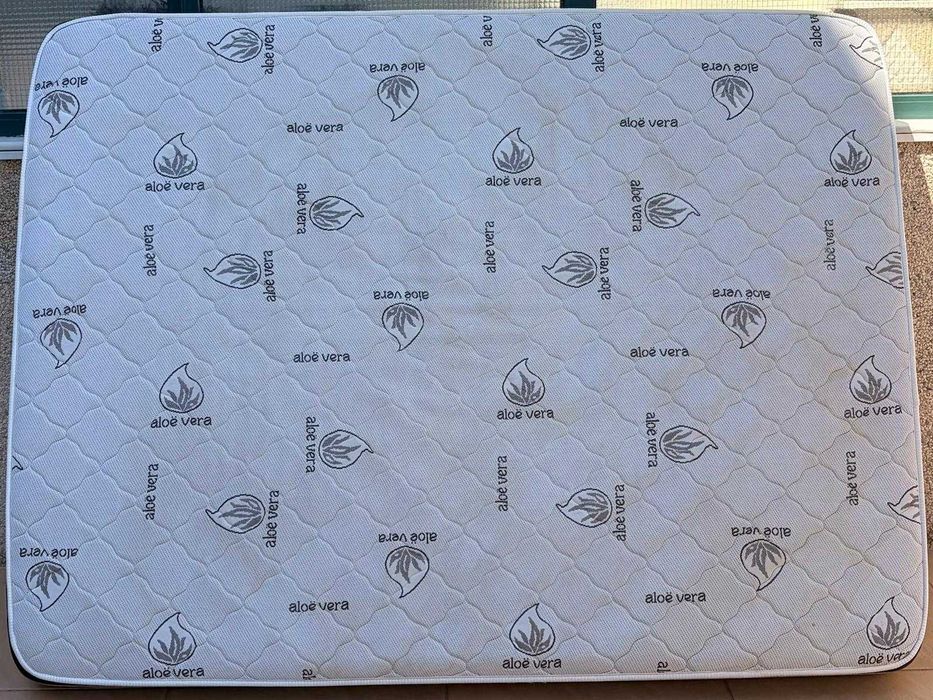 Estrutura cama de casal + Colchão Aloe vera + Mesas cabeceira