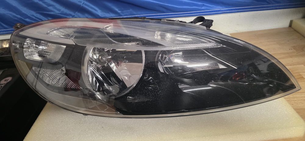 Farol/Óptica Volvo V40 D2 lado direito em bom estado