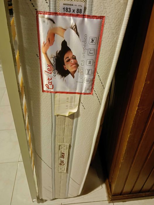 Cama de solteiro em madeira maciça c/estrado e colchão