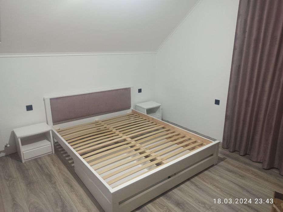 Ліжко з м'якою спинкою,ліжко біле,ліжко з дерева