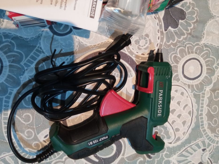 Pistola de cola quente nova e óculos de proteção