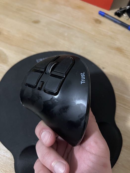 Rato Ergonómico Sem Fios Trust Voxx – 2400 DPI, 9 Botões Programáveis