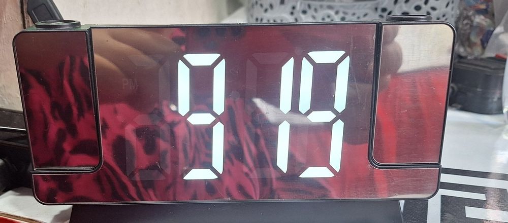Электронные настольные часы, с температурой и влажностью. Варианты.