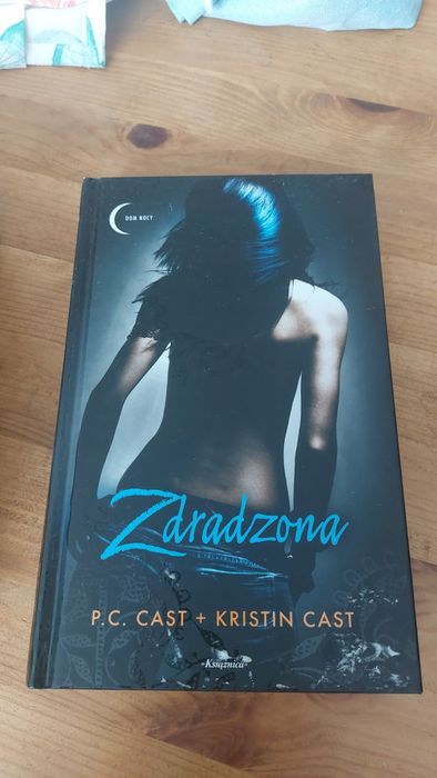 Zdradzona - P.C  Cast + Kristin  Cast