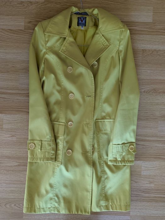 Яскравий салатовий тренч