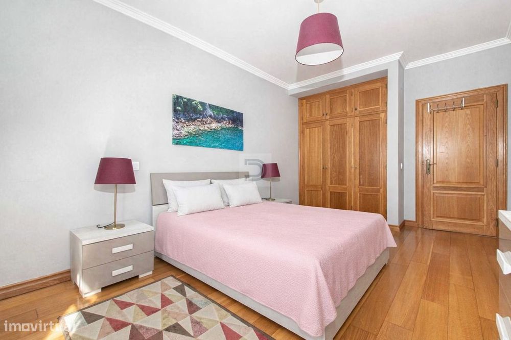 T5 Espaçoso com 242 m², Garagem Box e Elevador – Zona do Bonfim, Setúb