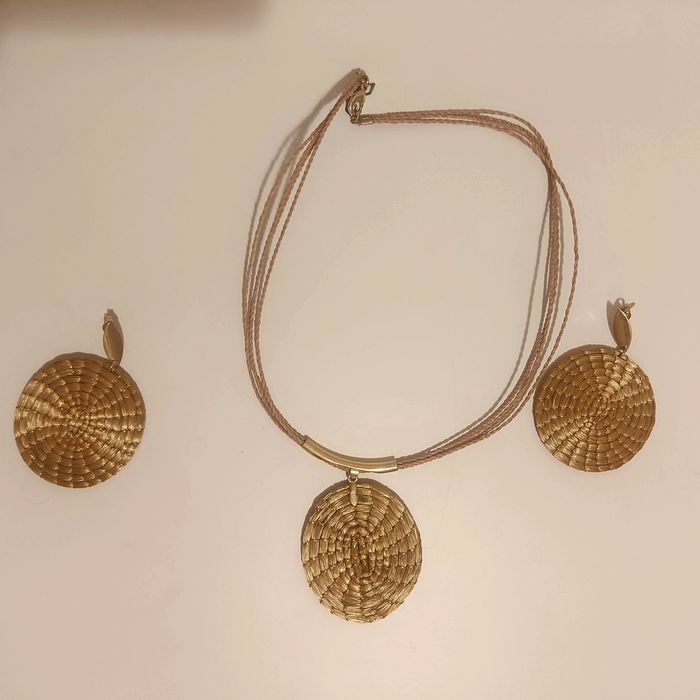 Colar Artesanal de Palha Buritia de Capim Dourado.

Fibra n