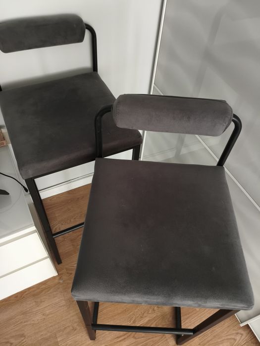 2 Cadeiras altas modernas em veludo.