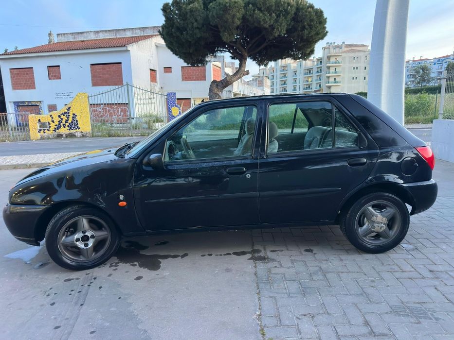 Carrinho barato velhinho  mas motor funciona bem!