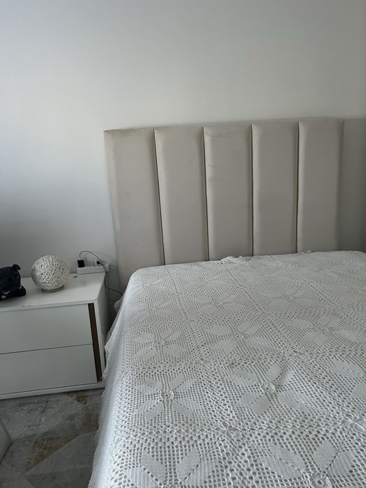 Cama + colchao + mesa de cabeceira