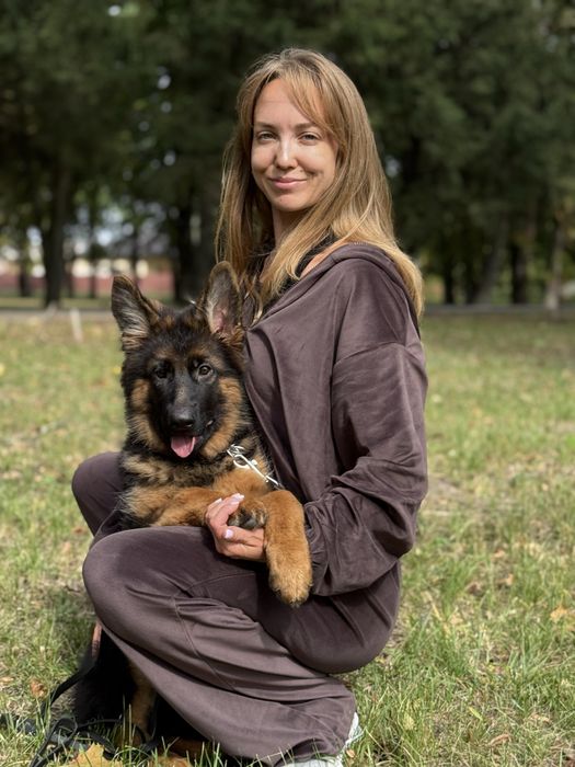 Дівчинка німецькоі вівчарки