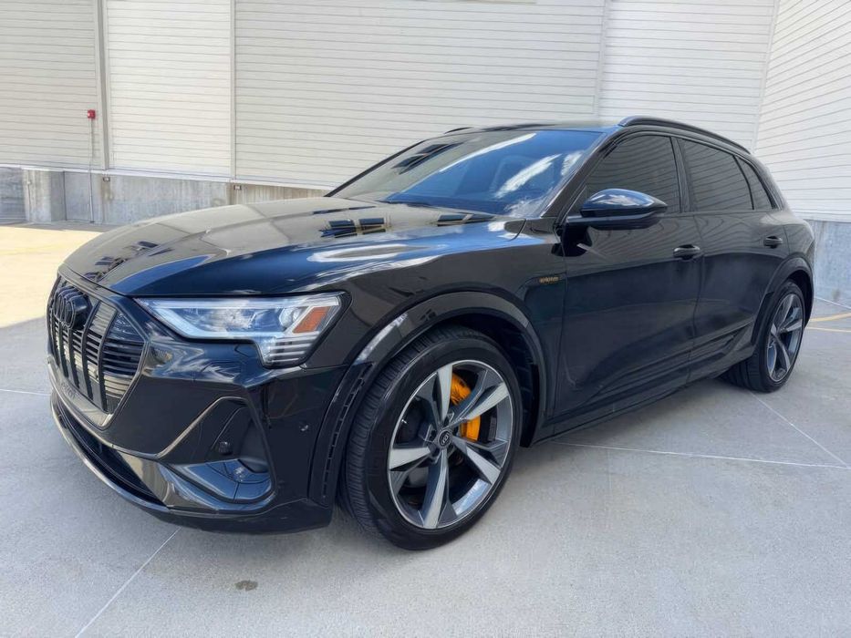 Audi e-tron S      2022