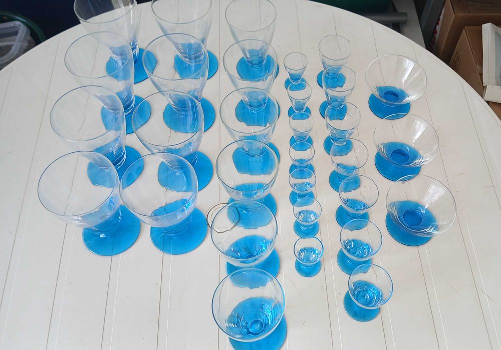 Lote de 30 Copos Vintage com Base Azul (Estilo Retro / Mid-Century)