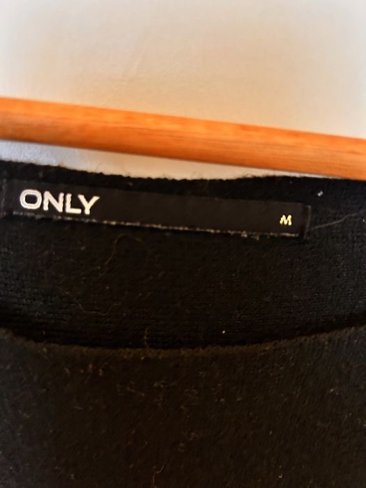 Czarna bluzka falbana