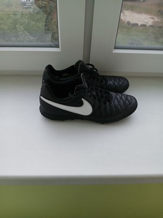 Продам чоловічі футбольні кросівки