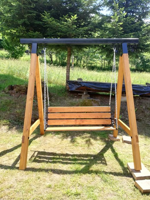 Huśtawka drewniana z elementami kutymi