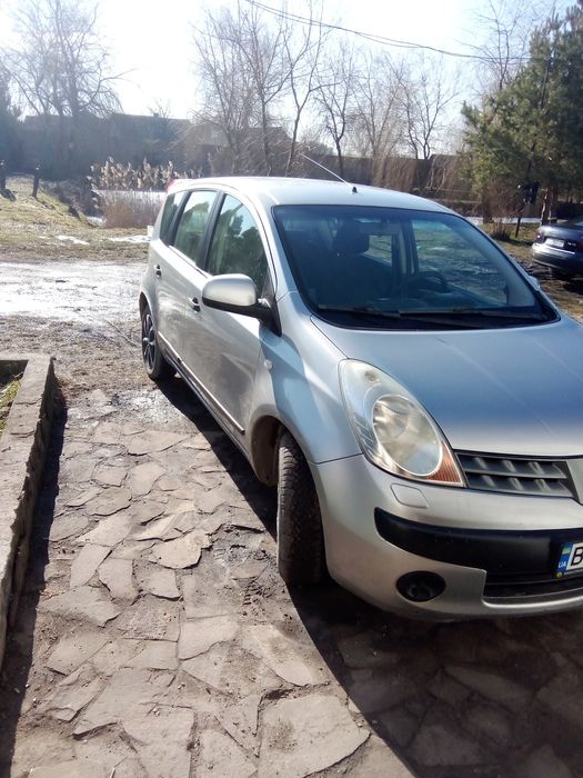 Автомобіль Nissan