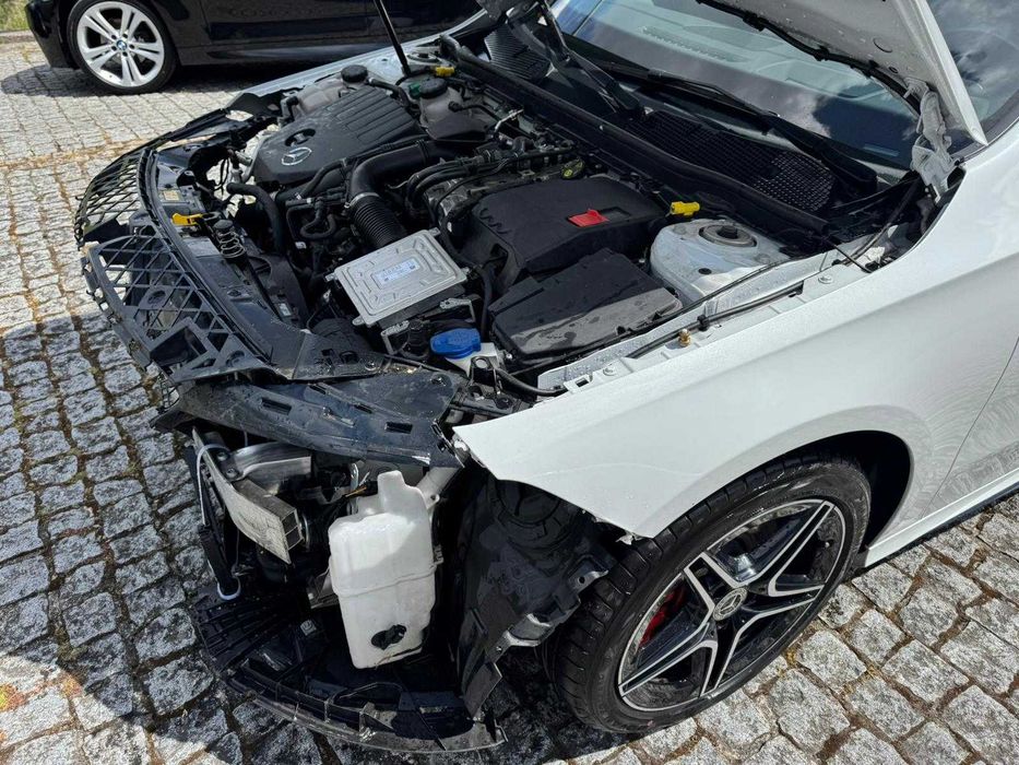 Mercedes-Benz A250e Limousine AMG Versão 100 km Autonomia