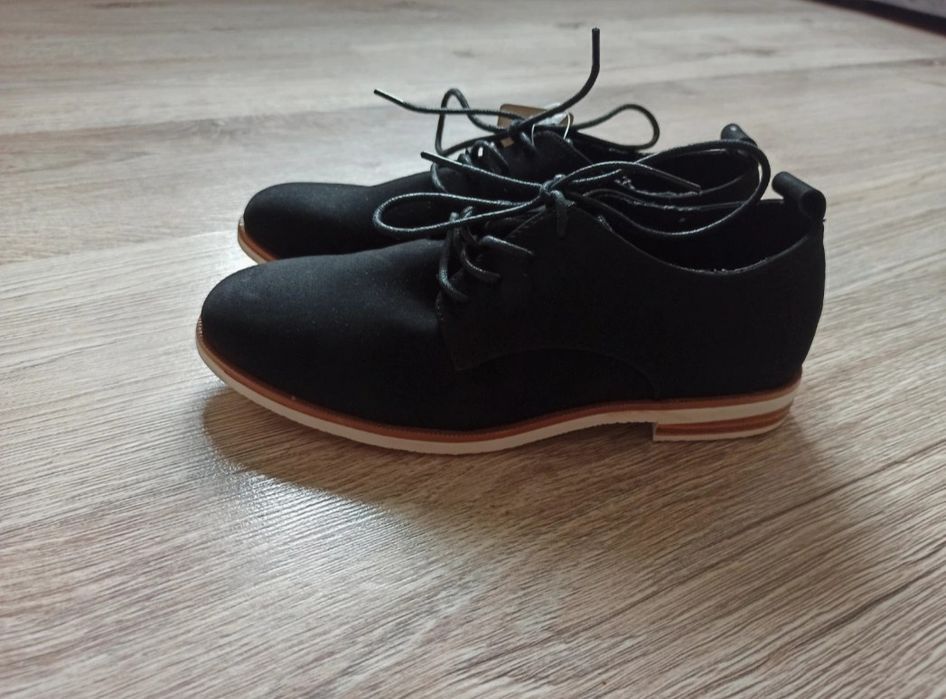 Półbuty lordsy mokasyny wiązane sznurówki czarne NOWE 37 Clara Barson