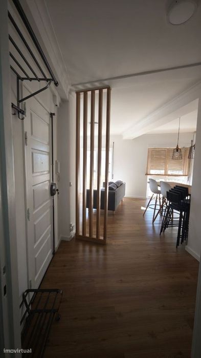 Apartamento T2 remodelado, com varanda e sótão. Centro da cidade.