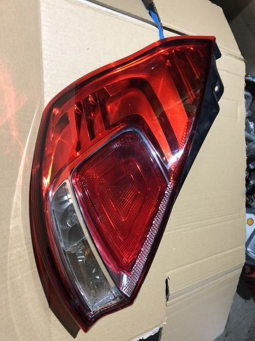 Lampa tylnią lewa ford fiesta