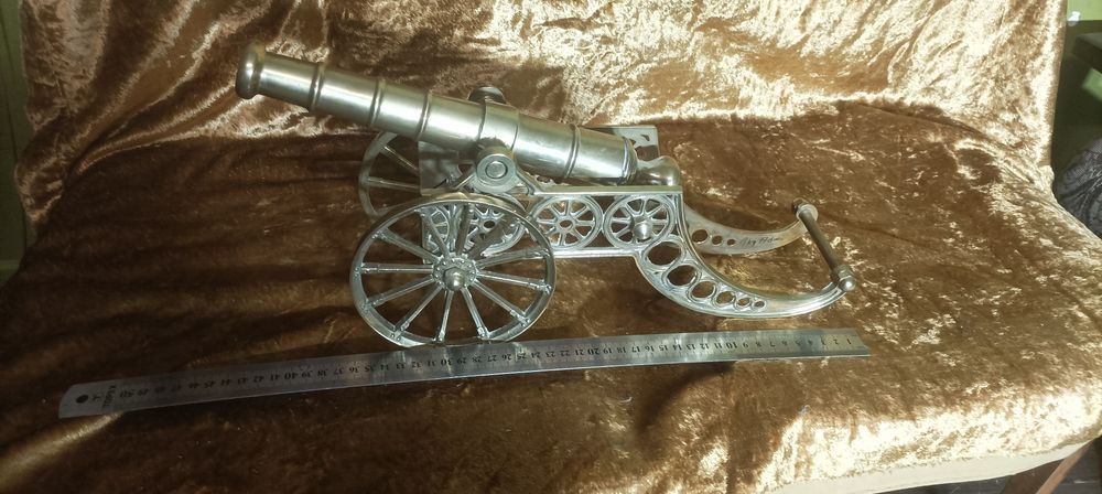 Duża armata wykonana z mosiądzu ,działo