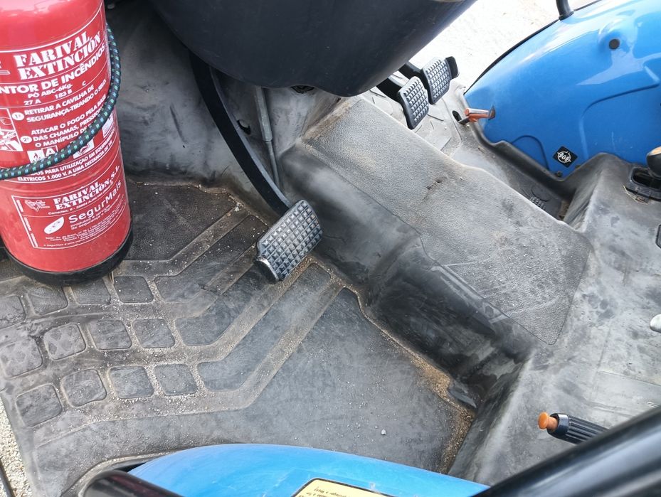 Trator New Holland TN60A Carregador frontal.