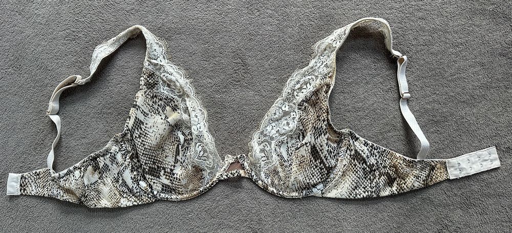 Delikatny subtelny stanik biustonosz Intimissimi 80C skóra węża koronka beż