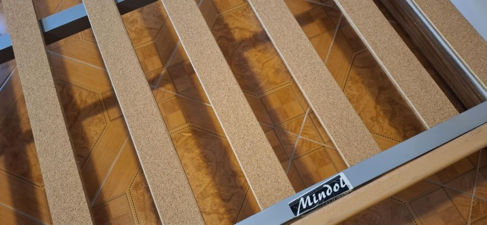 Cama solteiro, cómoda e mesa de cabeceira