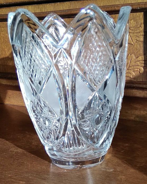 Фужеры, рюмки, ваза хрустальные.