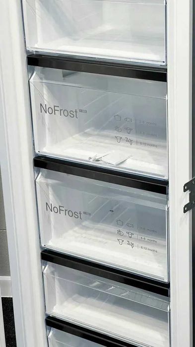 Вбудована морозильна камера Bosch GIN81HCE0