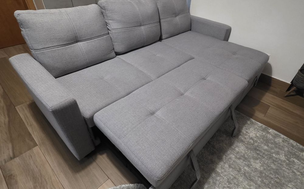 Sofá cama, com arrumação.