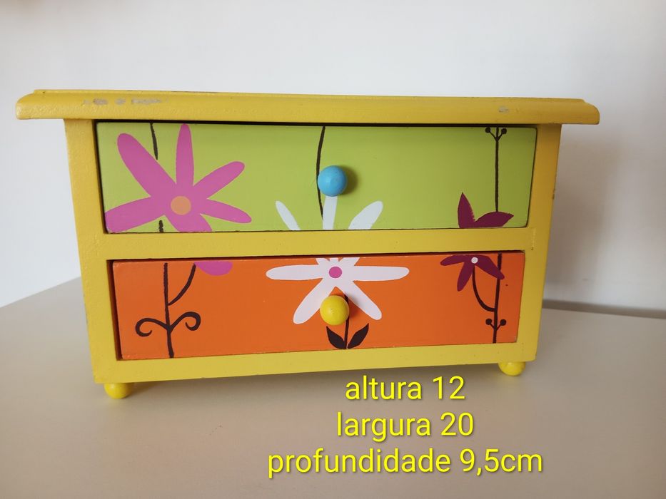 Brinquedos: Cómoda de bonecas, com duas gavetas.