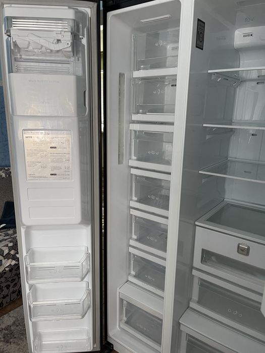 Продаю холодильник LG дводверний з льодогенератором