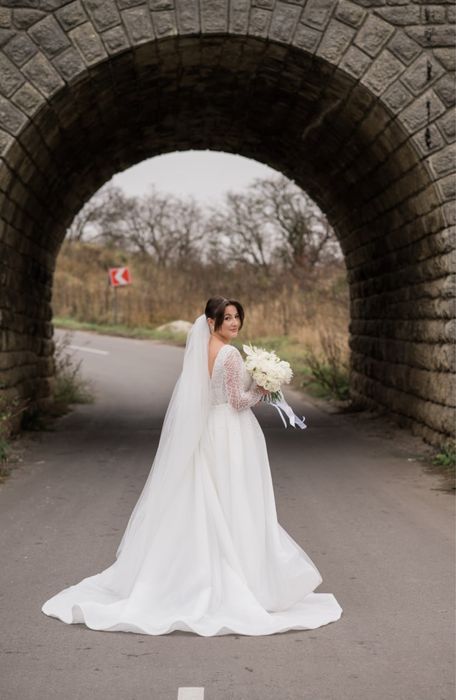 Весільна сукня з знімним шлейфом