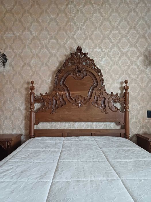 Quarto completo estilo clássico em nogueira. Excelente estado.