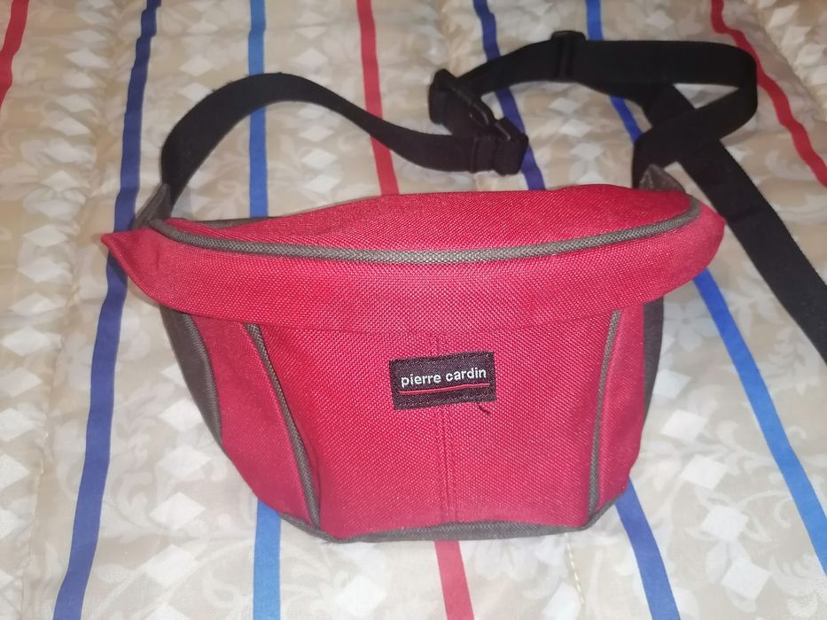 Bolsa vermelha com fecho que aperta à cintura