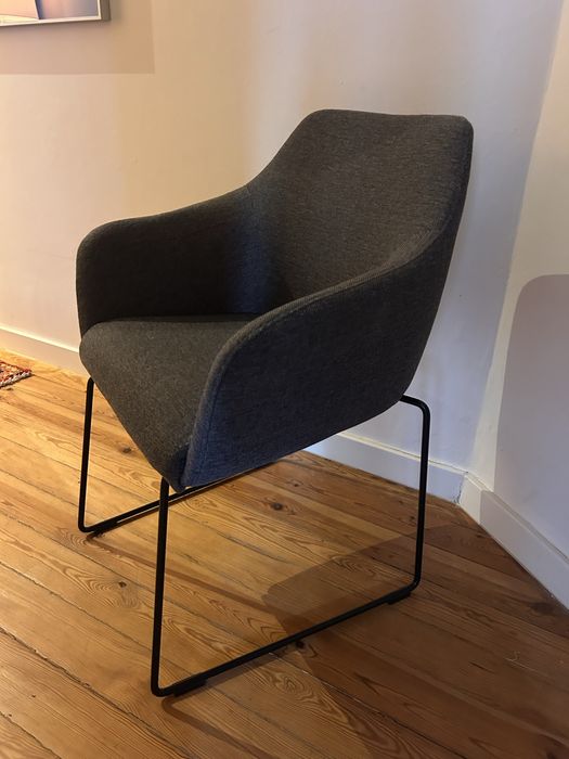 Cadeira IKEA TOSSBERG (Cinzento Escuro / Pernas Pretas) – Bom Estado