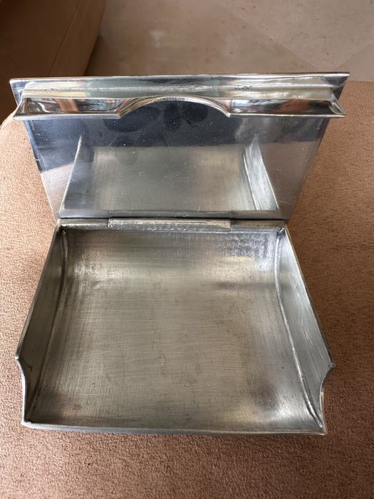 Vendo utensílio para cigarros ou baralhos de cartas em estannho