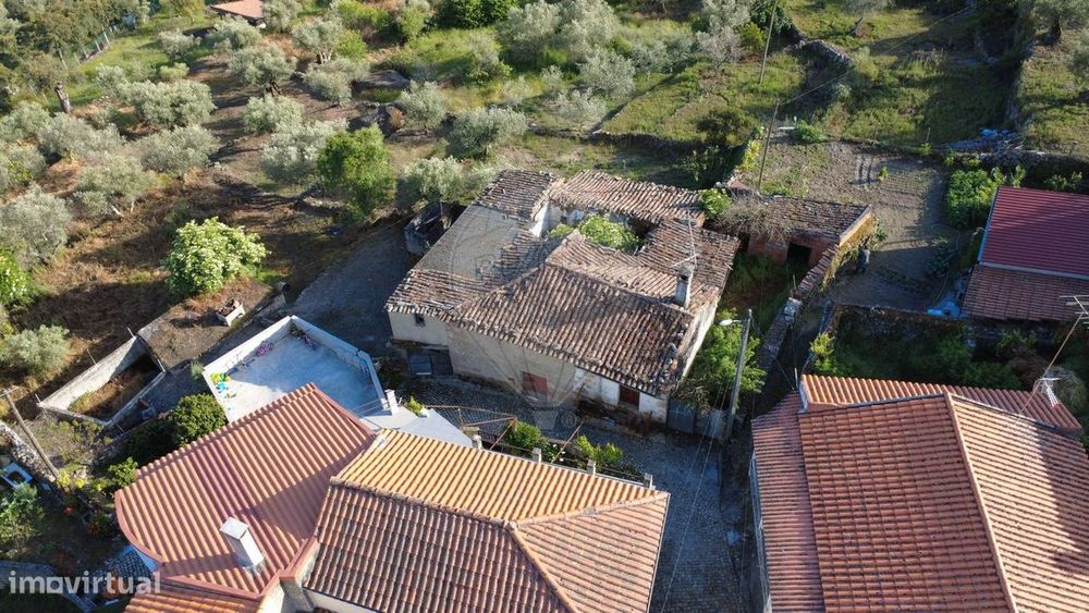 Moradia T3 para restauro em Mourão, Vila Flor!