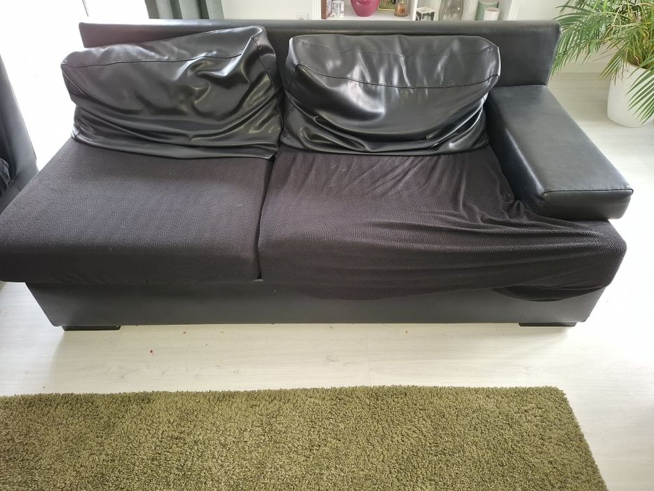 Sofa preto de 2 lugares em pele