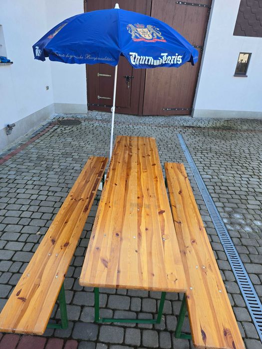 Stół z ławkami i parasolem do ogrodu.